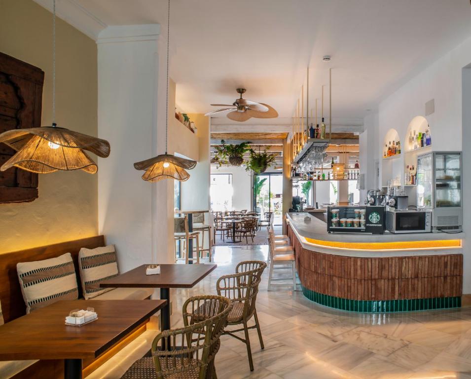 Reštaurácia alebo iné gastronomické zariadenie v ubytovaní Hotel Doña Lola Zahara