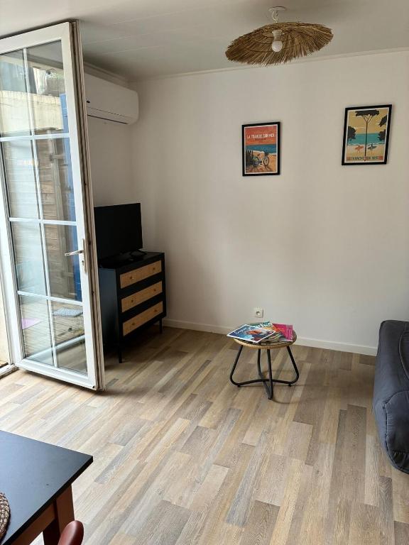 Μια τηλεόραση ή/και κέντρο ψυχαγωγίας στο Logement avec terrasse