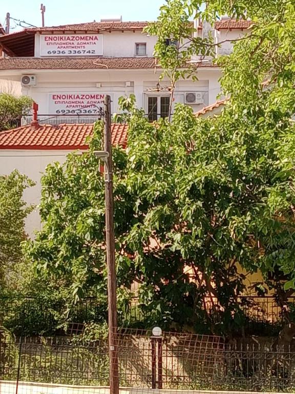 a street sign on a pole in front of a building at Christos IIII in Asvestokhórion