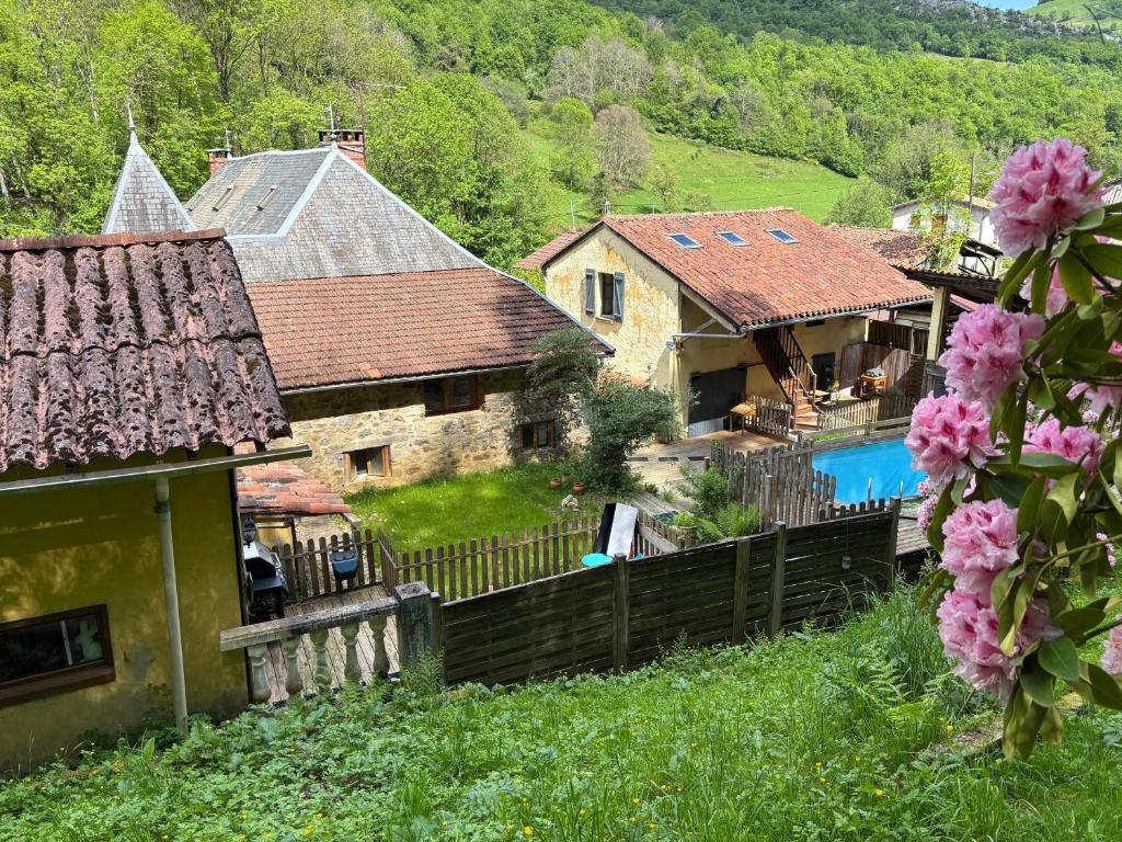 Πισίνα στο ή κοντά στο Gîte La Forêt du Domaine des Aguilès