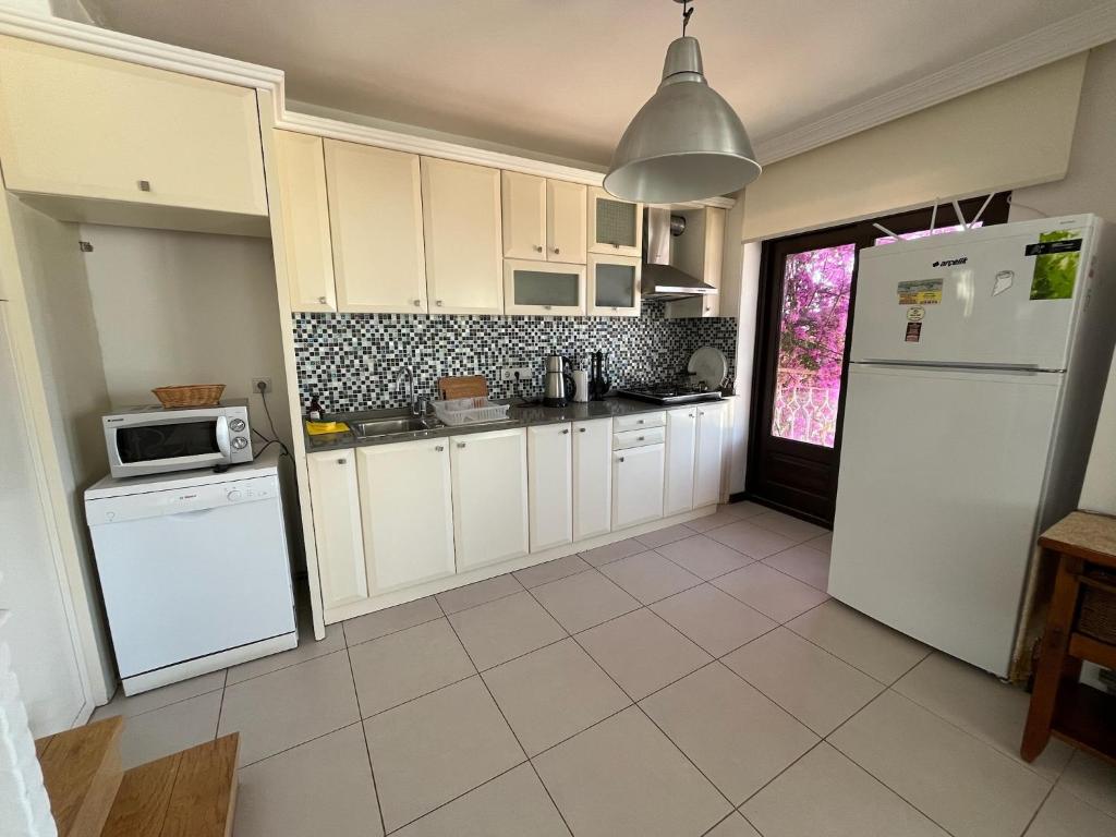 Kuchyň nebo kuchyňský kout v ubytování Derya Beach Apartment