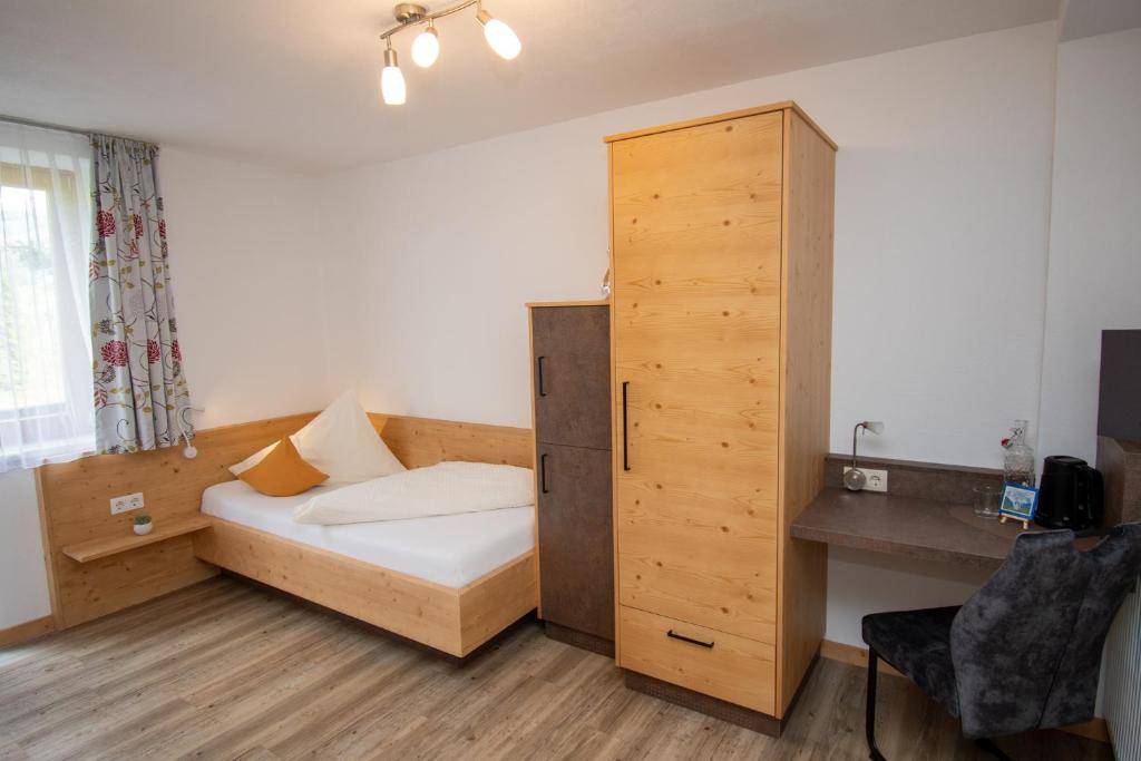 Postel nebo postele na pokoji v ubytování Gasthof-Pension Waldfriede
