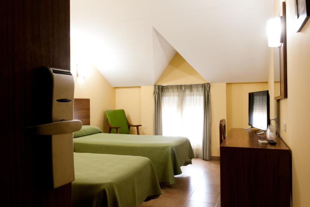 A bed or beds in a room at Hotel Hidalgo Quijada