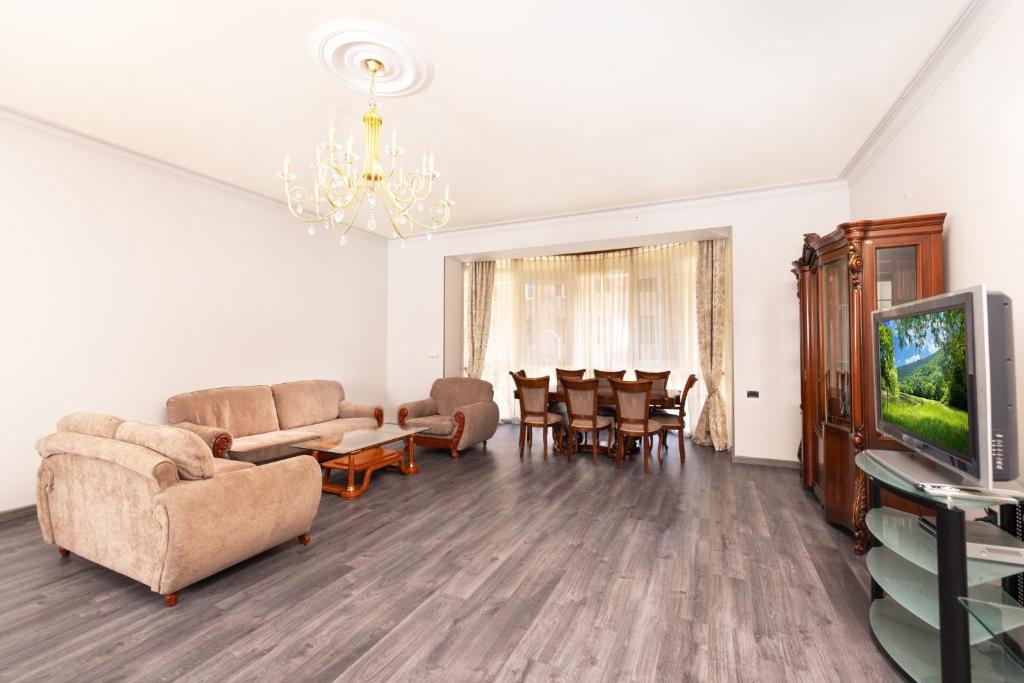 تصویر اتاق‌های Lux Apartment On Amiryan Street, 2 Bedrooms, 2 Bathrooms, Open Balcony - تصویر ۲