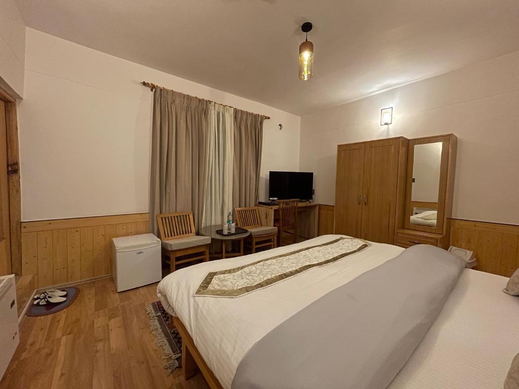 TV a/nebo společenská místnost v ubytování Hotel Ladakh Greens - an Organic Retreat