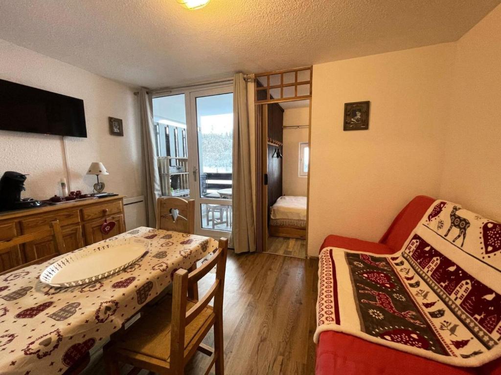 une chambre avec une table et un lit et un balcon dans l'établissement Résidence Arc En Ciel B - T2 tout confort avec vue et accès rapide aux pistes MAE-5151, à Vénosc
