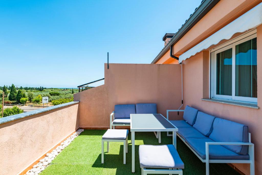 a patio with a table and chairs on a balcony at Duplex Torre La Sal Magic World in Cabanes