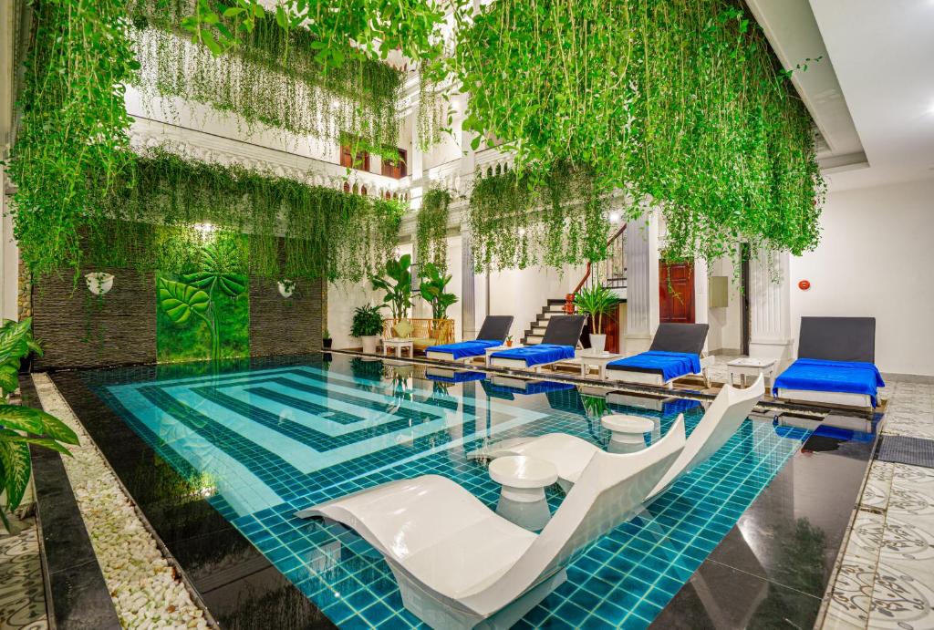 Bazén v ubytování Royal Mansion Boutique Hoi An nebo v jeho okolí