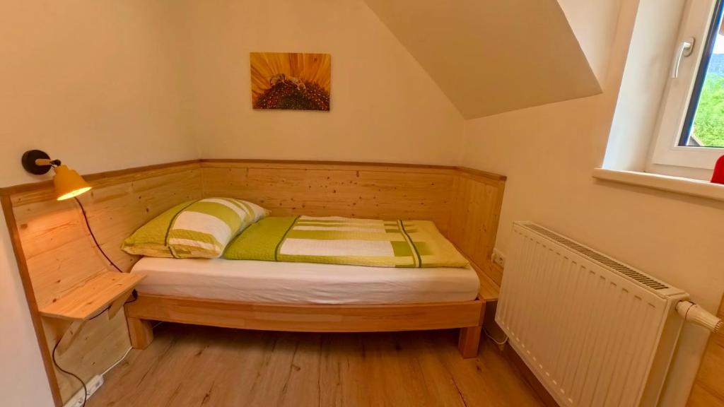 Postel nebo postele na pokoji v ubytování Ferienwohnungen ARIKOGEL Bad Goisern