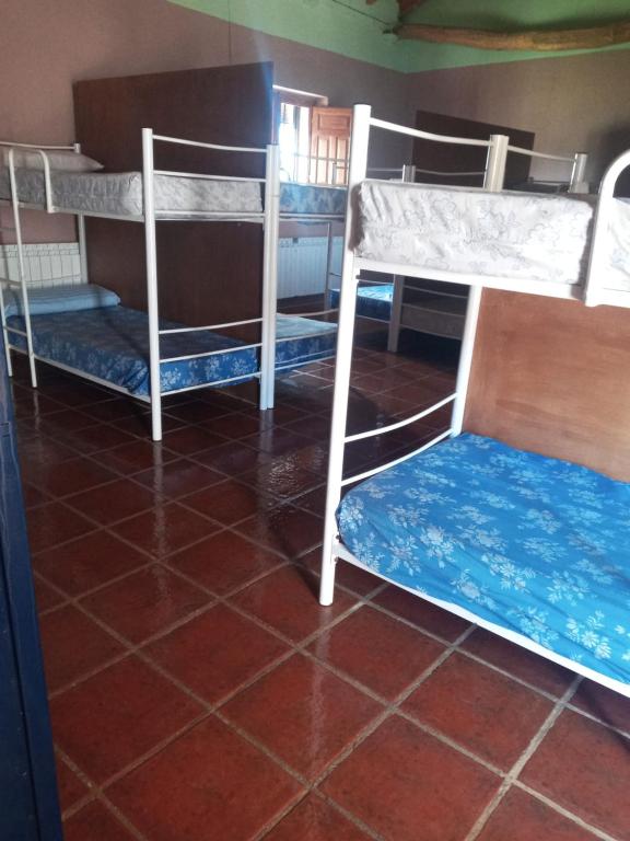 Palanda nebo palandy na pokoji v ubytování Albergue El Palomar