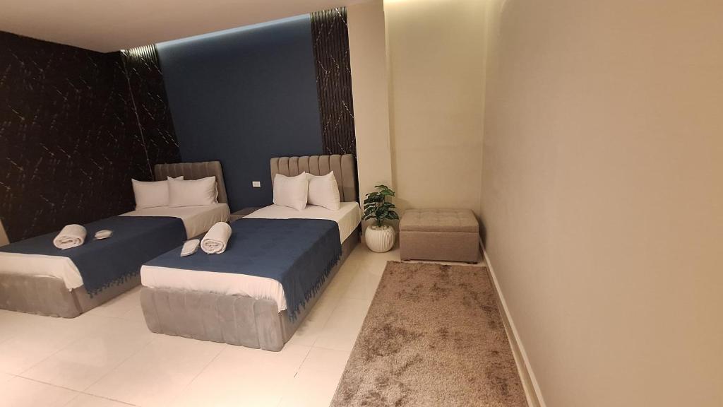 Postel nebo postele na pokoji v ubytování downtown Family Suites