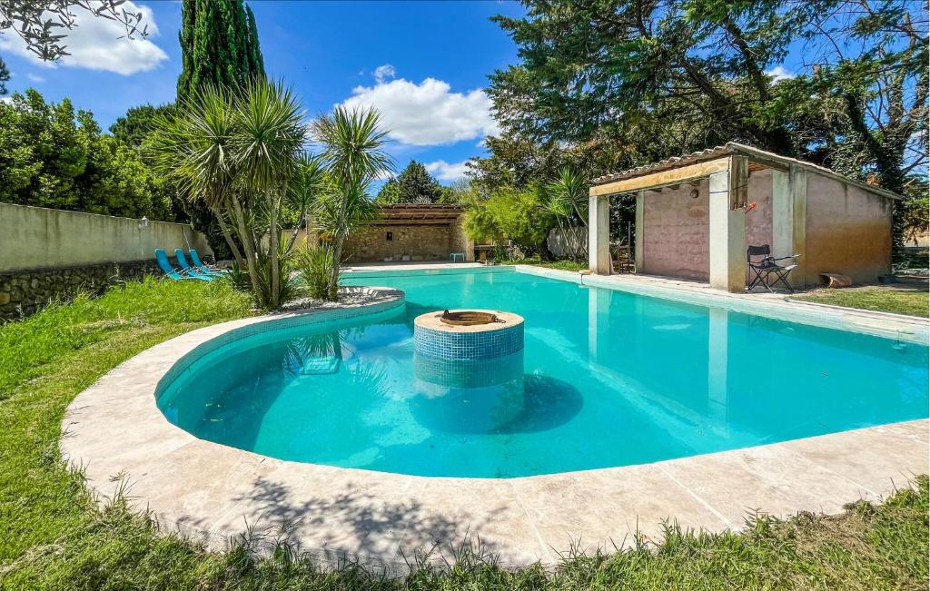 une piscine dans une cour avec une maison dans l'établissement Maison Piscine Proche Arles, à Tarascon