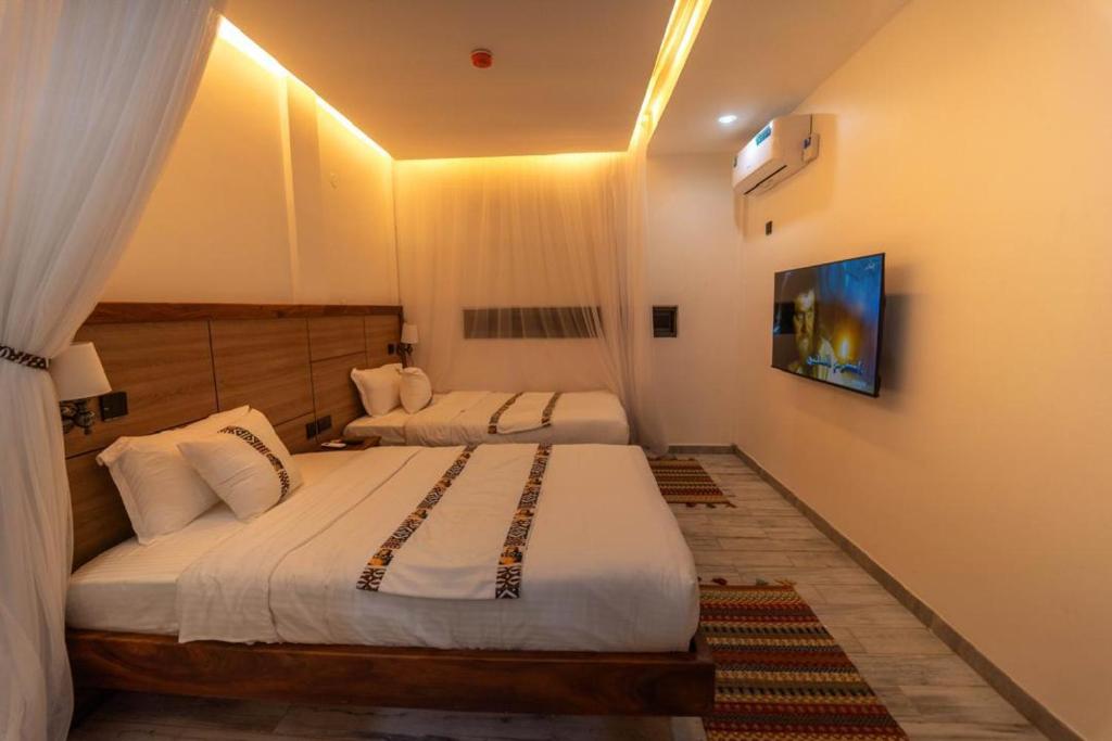 TV a/nebo společenská místnost v ubytování The Mist Hotel Entebbe