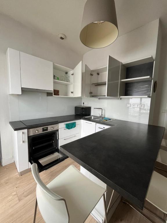 Kuchyňa alebo kuchynka v ubytovaní Agréable maison de ville avec une belle terrasse