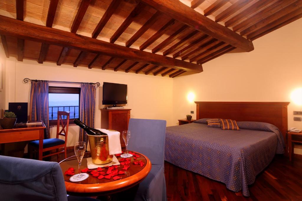 Postel nebo postele na pokoji v ubytování Relais La Corte di Bettona