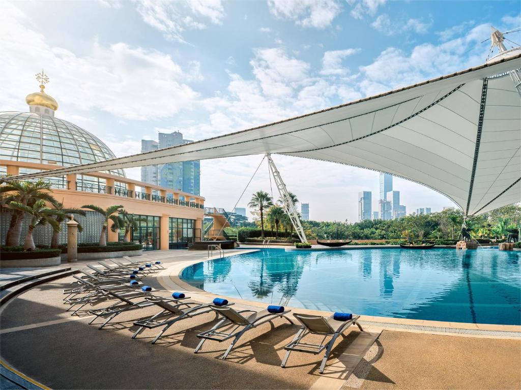 Bazén v ubytování Hotel Indigo Shenzhen Overseas Chinese Town by IHG nebo v jeho okolí