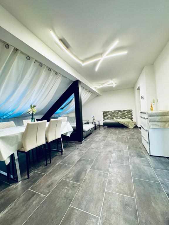 Posezení v ubytování Spacious 2BR & 1LR Apt for 7P Peaceful Location