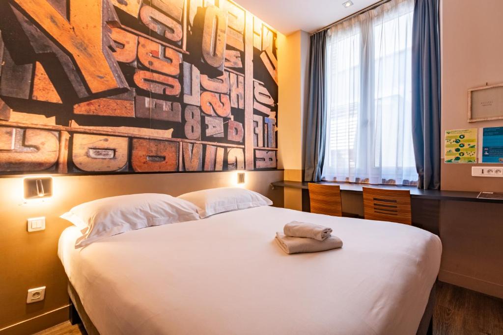 - une chambre avec un lit orné d'une grande peinture murale dans l'établissement Urban Style Bordeaux Centre Hotel de la Presse, à Bordeaux