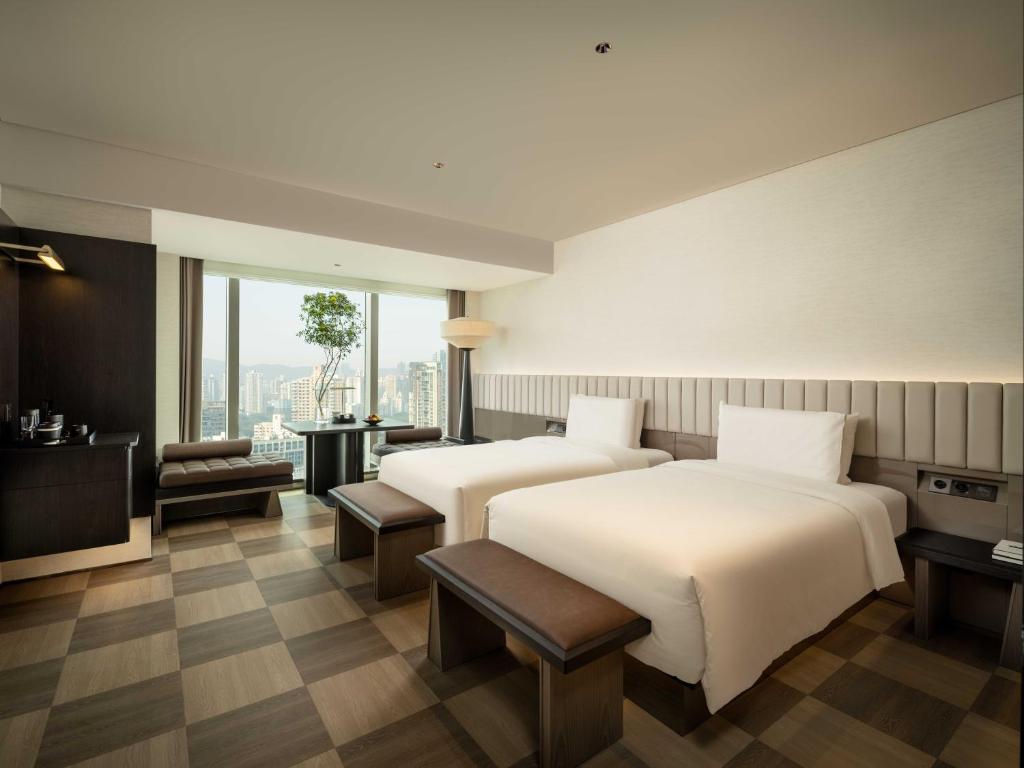 Una cama o camas en una habitación de SAVHE Hotel Binhe Times Shenzhen - With compliments night snacks, afternoon tea and laundry service