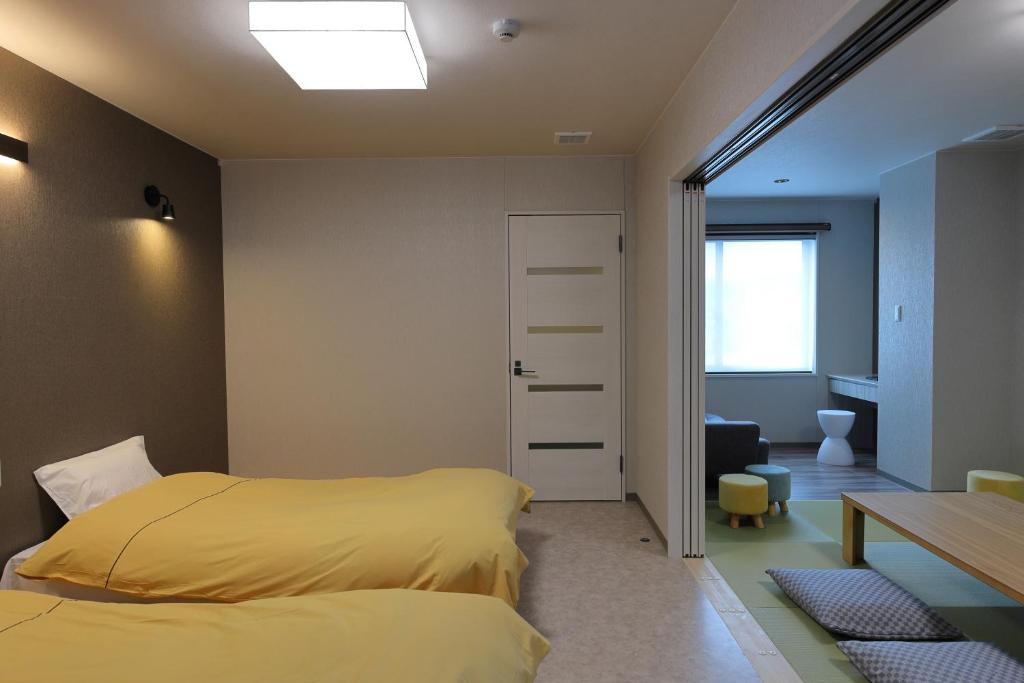 Postel nebo postele na pokoji v ubytování 松島屋 桃香