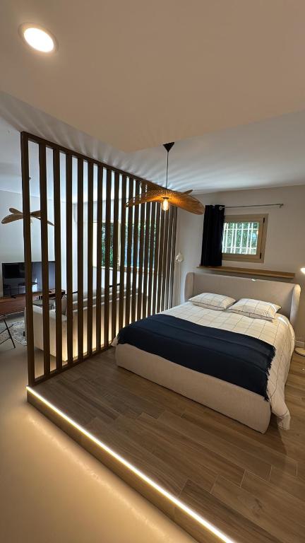 - une chambre avec un grand lit et un balcon dans l'établissement Villa le Cap - Apartement, à Roquebrune-Cap-Martin