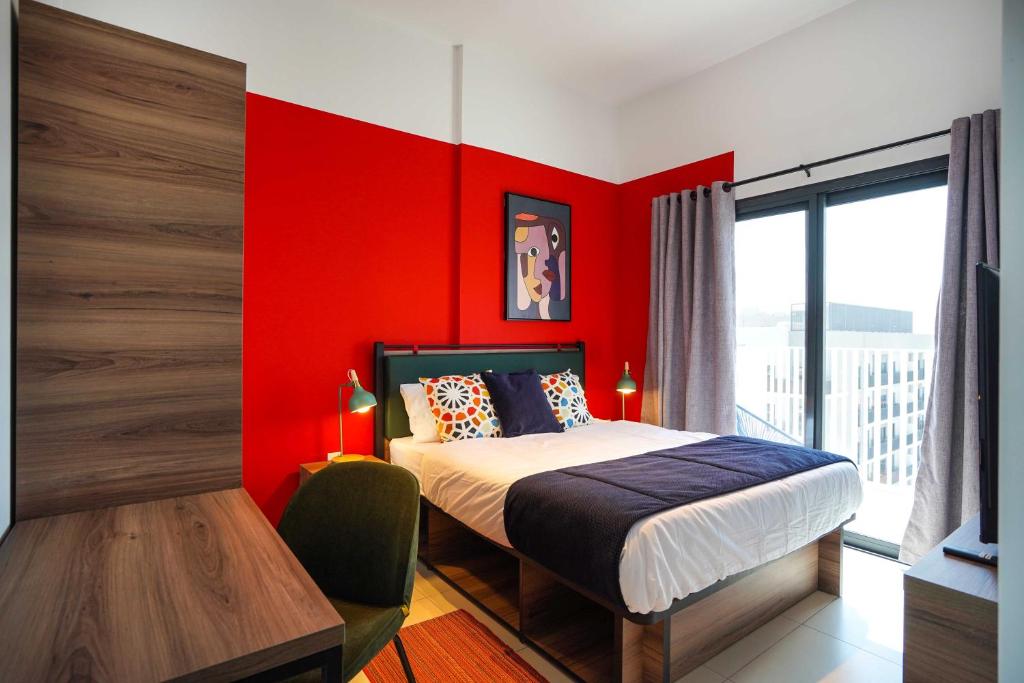 
Queen Room with Shared Bathroom
