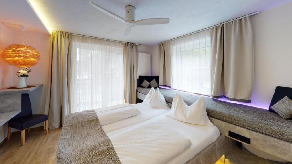 Postel nebo postele na pokoji v ubytování Hotel Adler