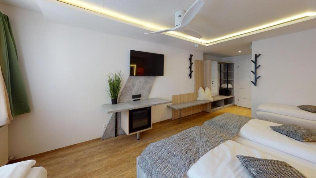 Postel nebo postele na pokoji v ubytování Hotel Adler