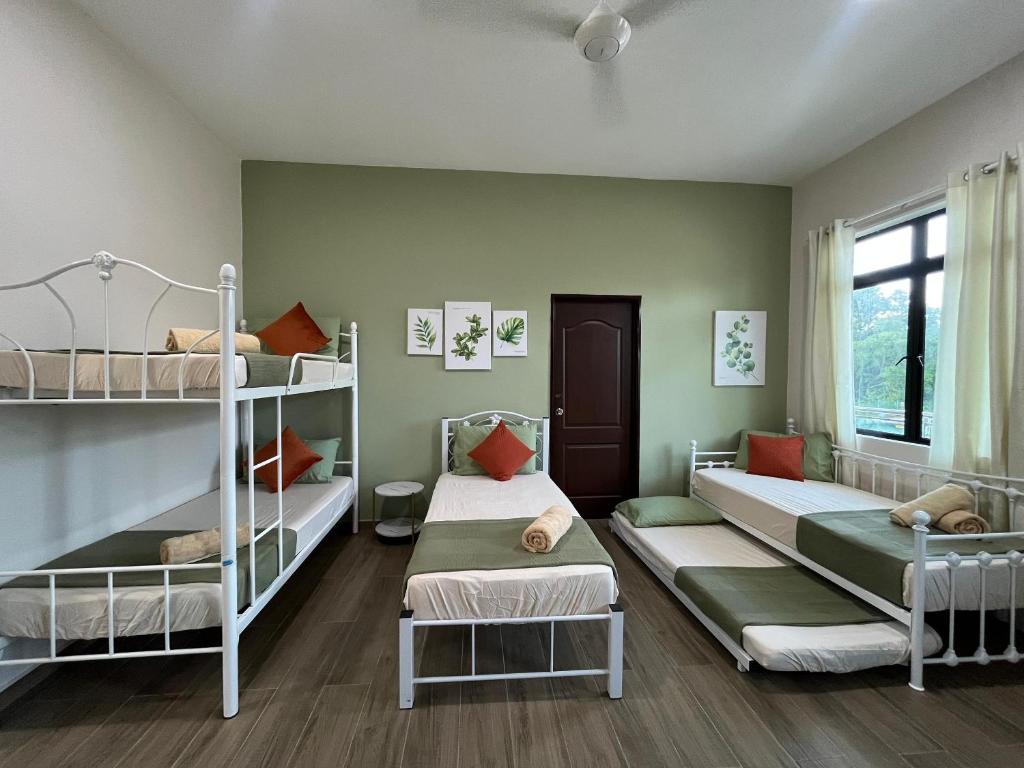 Postel nebo postele na pokoji v ubytování Sea Lodge by Radiant Teluk Sari Penyabong Johor