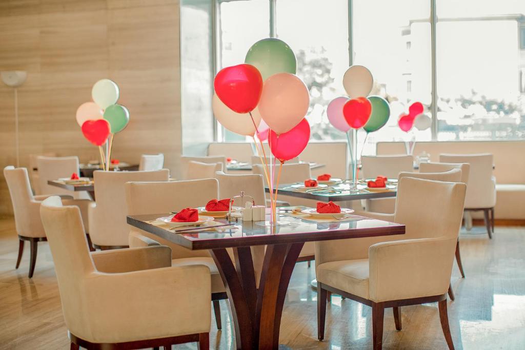 Restaurace v ubytování 泰安宝龙艺珺酒店
