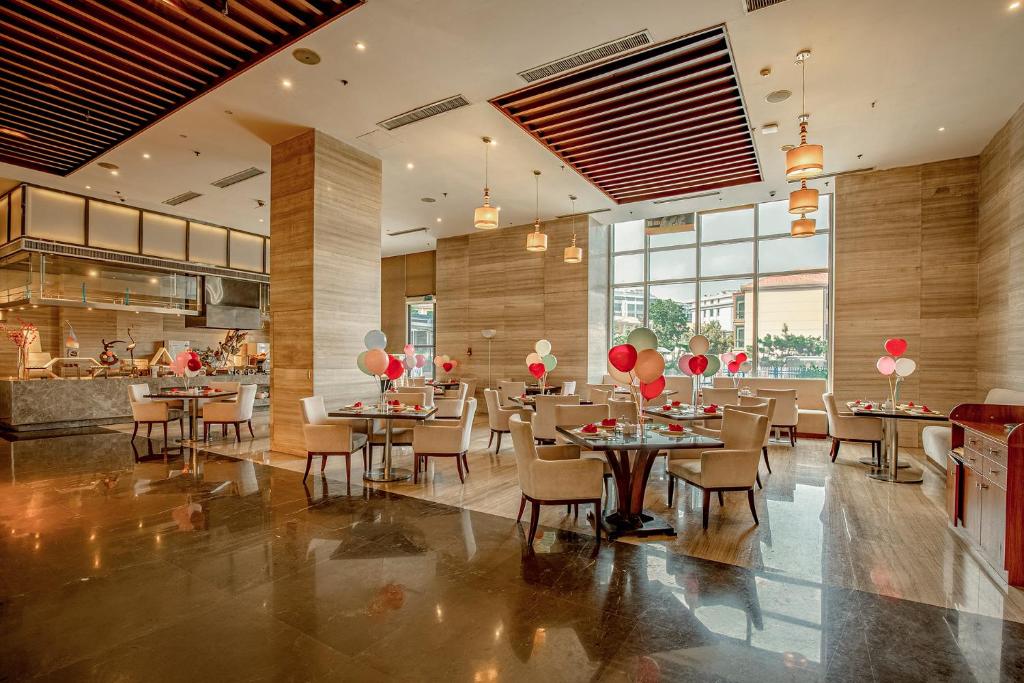 Restaurace v ubytování 泰安宝龙艺珺酒店