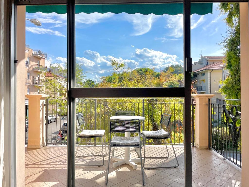 a patio with a table and chairs on a balcony at 3 Camere Terrazzo e Posto Auto - Praga 36 in Rimini