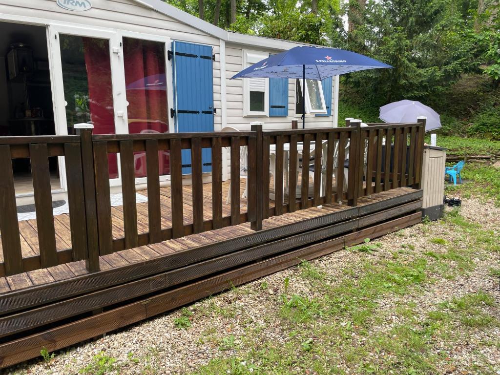 Vonkajšia záhrada v ubytovaní Mobile Home PREMIUM AZUR climatisé tout équipé
