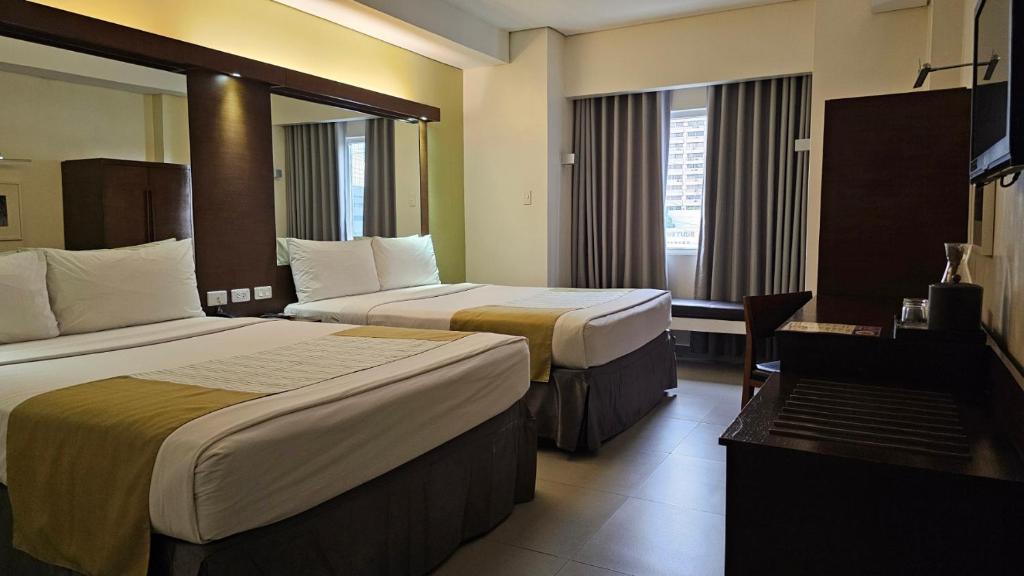 Postel nebo postele na pokoji v ubytování Microtel by Wyndham Acropolis