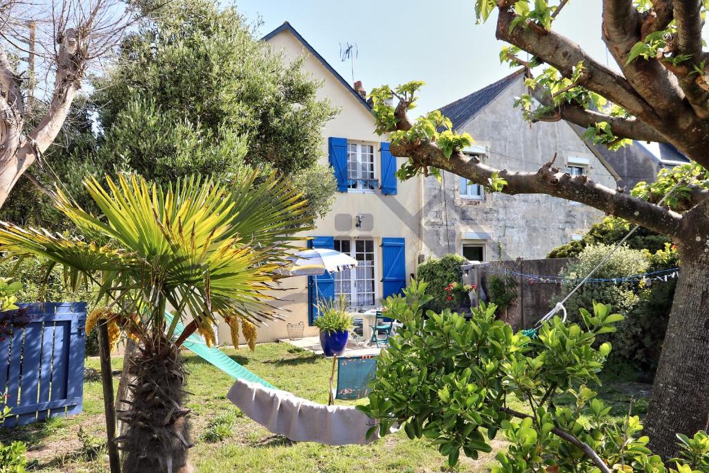 Blick auf ein Haus vom Garten aus in der Unterkunft LocaLise - M20B - Ocean Lodge - Maison avec jardin clos - terrasse - plage à 400m - wifi inclus - draps inclus - animaux bienvenus in Le Guilvinec