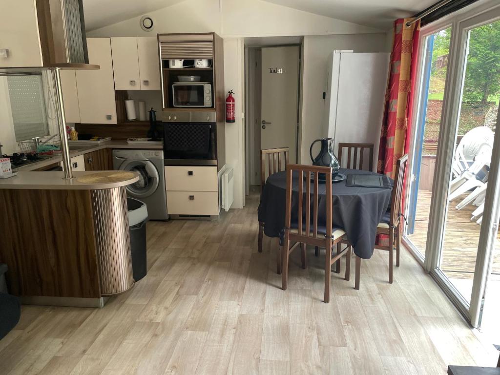 Kuchyňa alebo kuchynka v ubytovaní Mobile Home PREMIUM AZUR climatisé tout équipé