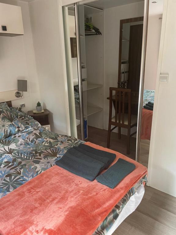 Posteľ alebo postele v izbe v ubytovaní Mobile Home PREMIUM AZUR climatisé tout équipé