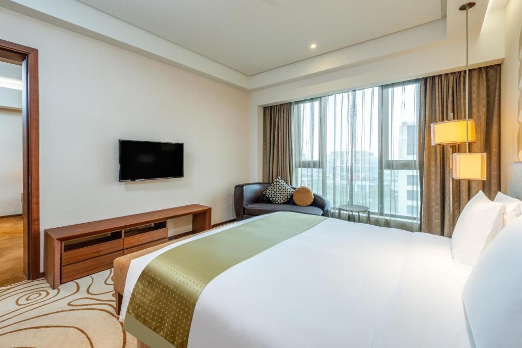 Postel nebo postele na pokoji v ubytování Holiday Inn Shanghai Hongqiao by IHG - near by Hongqiao Airport & NECC