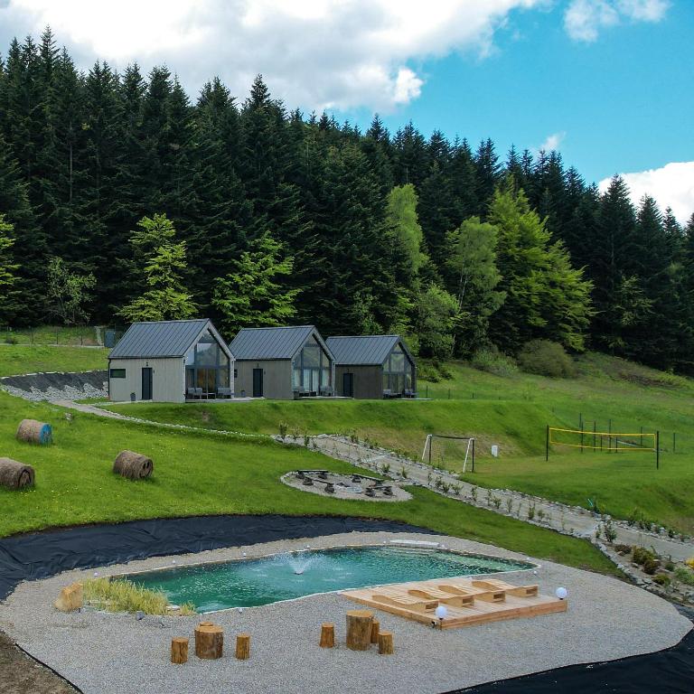 a model of a farm with a house and a pool at Stodoły Modyń - Domki w Beskidzie Wyspowym - staw kąpielowy, balia, sauna, grota solna - widok na góry in Kamienica