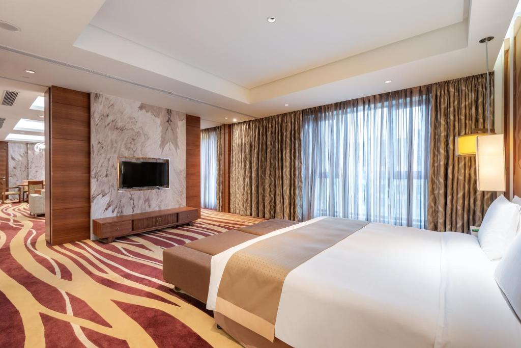 Postel nebo postele na pokoji v ubytování Holiday Inn Shanghai Hongqiao by IHG - near by Hongqiao Airport & NECC
