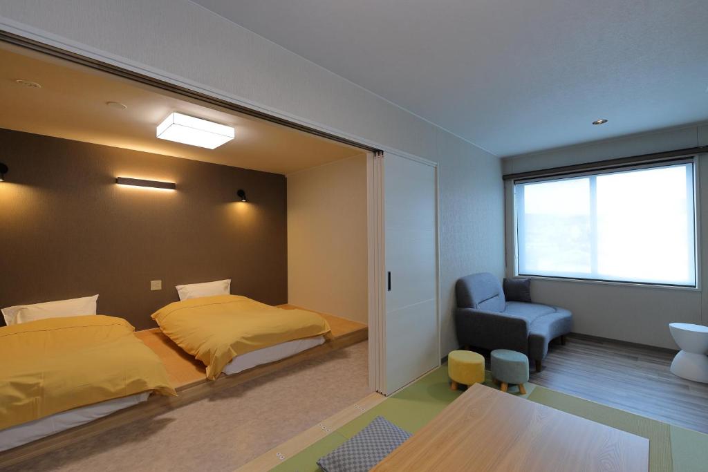 Postel nebo postele na pokoji v ubytování 松島屋 桃香
