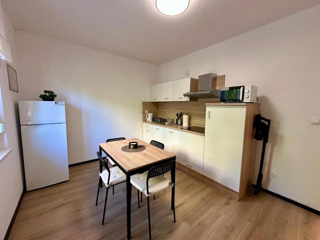 Kuchyň nebo kuchyňský kout v ubytování APARTMANI KIKI