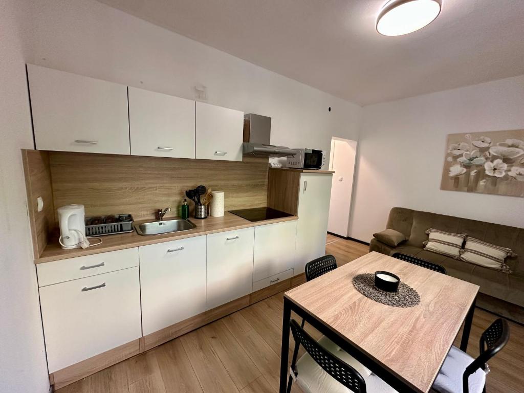 Kuchyň nebo kuchyňský kout v ubytování APARTMANI KIKI