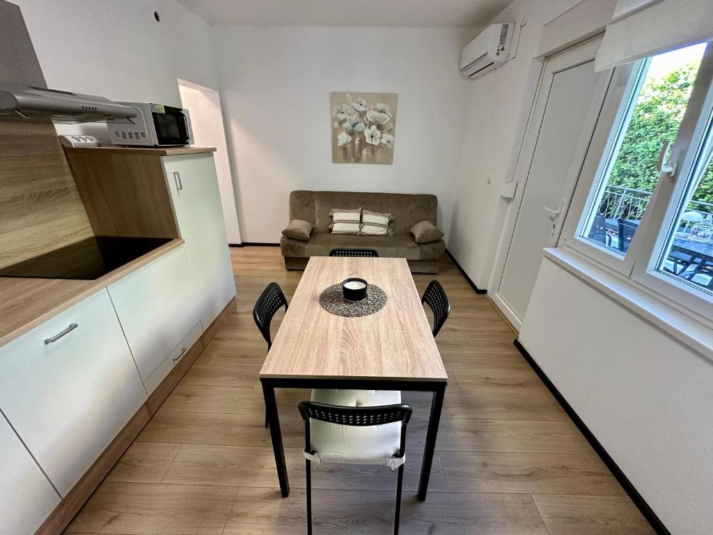 Kuchyň nebo kuchyňský kout v ubytování APARTMANI KIKI