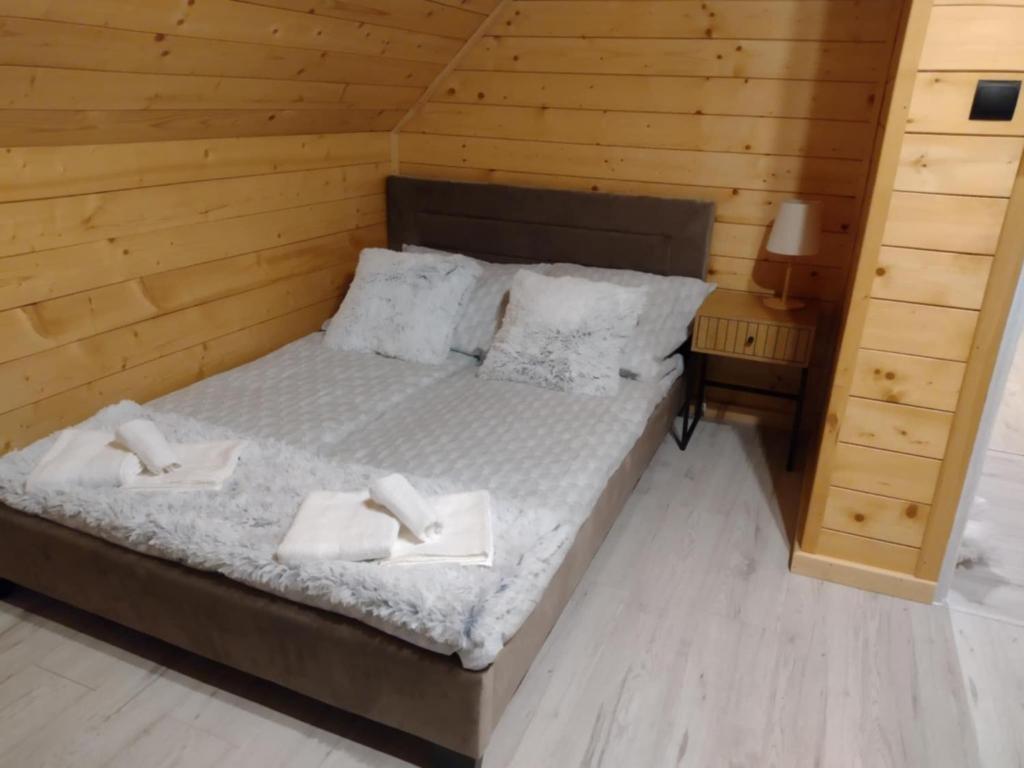 Un dormitorio con una cama con dos toallas encima. en Zacisze Na Polach, en Leśna
