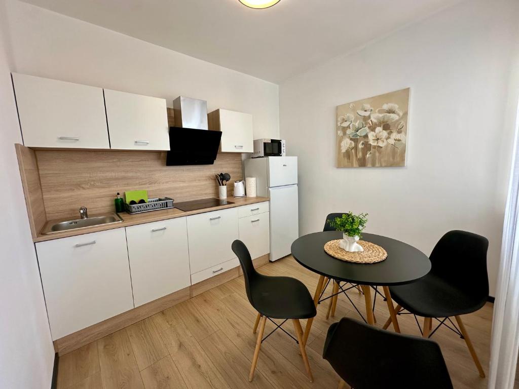 Kuchyň nebo kuchyňský kout v ubytování APARTMANI KIKI