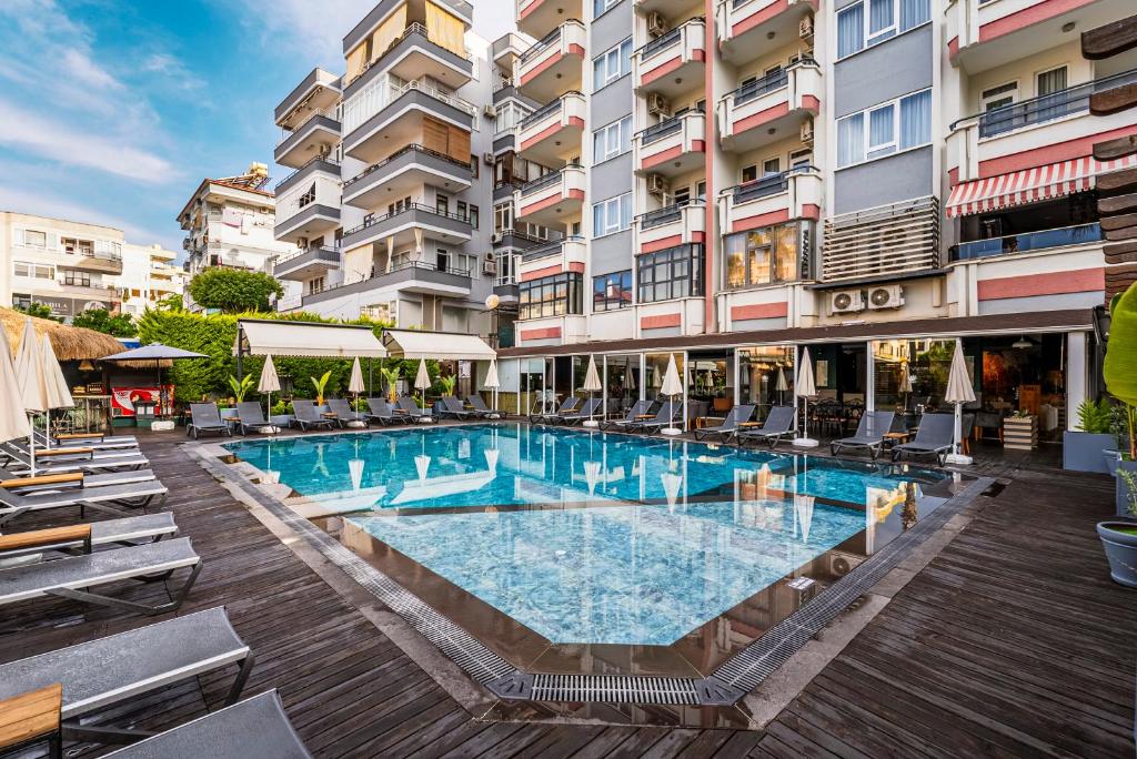 Bazén v ubytování HMA Hotel & Suites nebo v jeho okolí
