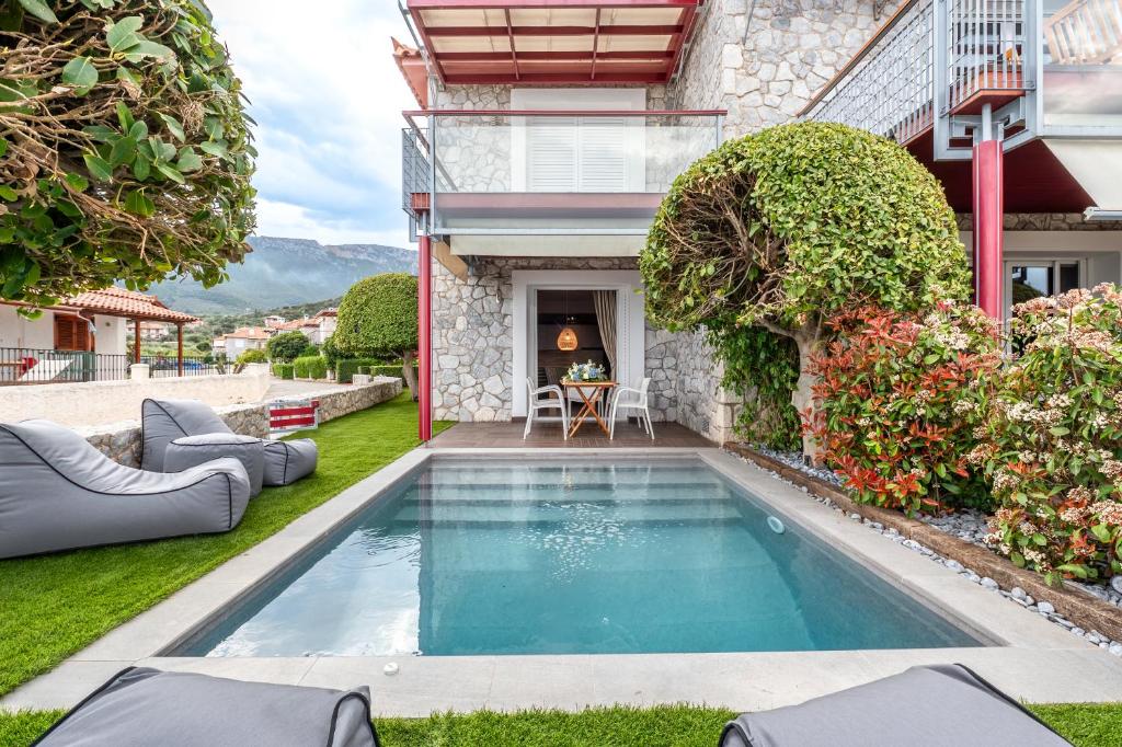 Bazén v ubytování Tyros Boutique Houses Villas nebo v jeho okolí