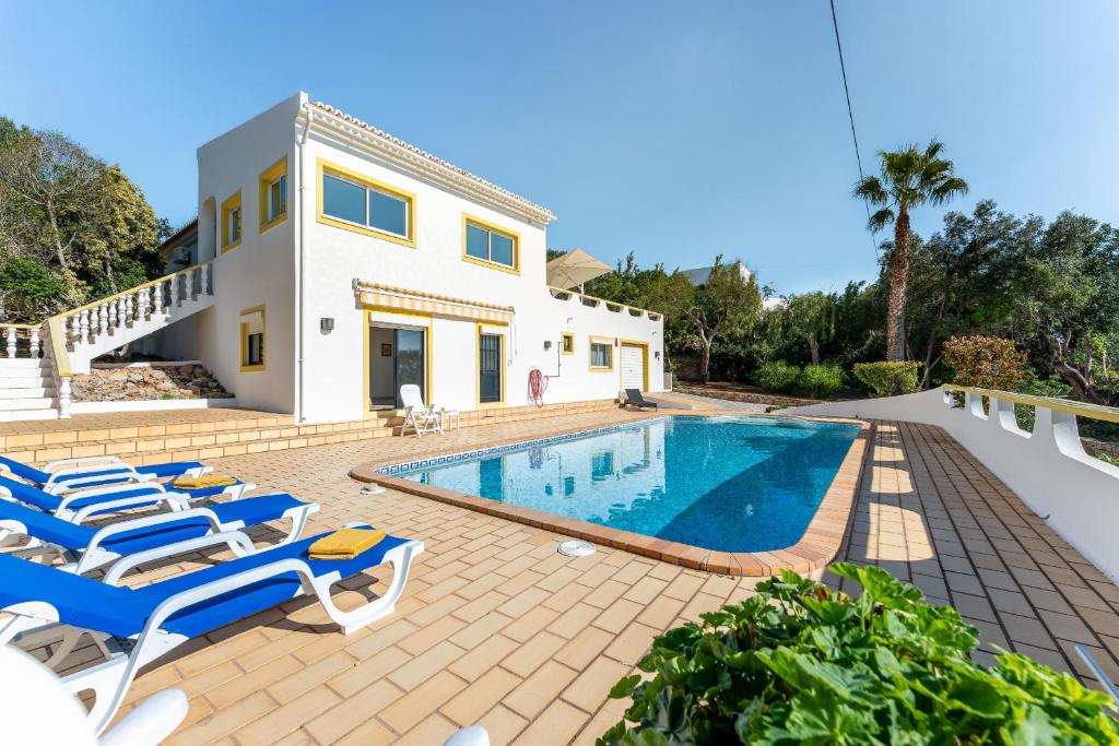 ein Bild einer Villa mit Swimmingpool in der Unterkunft Casa Federica by Algarve Holidays in Santa Bárbara de Nexe