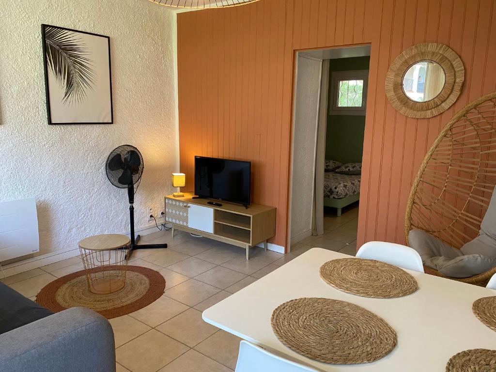 Televízia a/alebo spoločenská miestnosť v ubytovaní Le Summer, cosy et à 2 min de la plage à pied